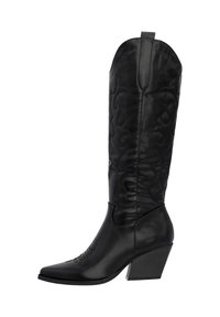 Bota vaquera de cuero negro con punta afilada, caña alta, costuras decorativas y un tacón robusto. Textura suave con un brillo sutil.