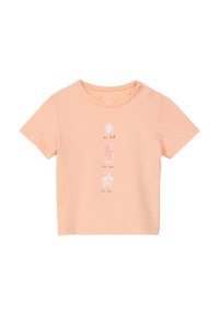 Pfirsichfarbiges Baumwoll-T-Shirt mit kurzen Ärmeln, das mit gestickten meeresthematischen Motiven verziert ist: einem Seepferdchen, einem Seestern und einer Muschel, mit dekorativen Akzenten.