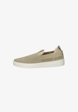 Sneaker slip-on beige con tomaia in maglia, suola bianca e branding in rilievo "MICHAEL KORS". Presenta un anello sul retro per una facile calzata.