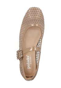 Zapato Mary Jane beige con una parte superior de malla que presenta un patrón hexagonal. Correa brillante con hebilla de strass. Plantilla suave beige.