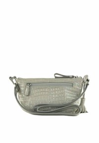 Bolso de mano de piel sintética gris claro con textura grabada en cocodrilo, que cuenta con cierre de cremallera, bolsillo frontal y una correa ajustable.
