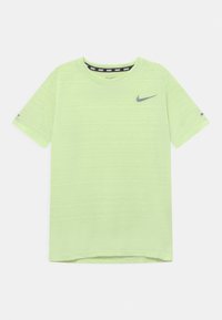Svetle zelené tričko Nike s krátkým rukávem, pravidelným střihem, kulatým výstřihem a šedým logem Nike na hrudi. Obsahuje jemný strukturovaný vzor.