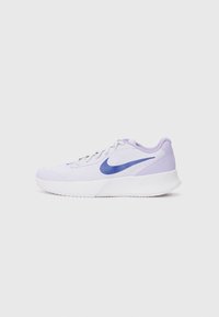 Baskets de sport lilas clair avec un dessus en maille texturée, semelle blanche et un logo Nike en violet foncé sur le côté. Design à lacets avec un col rembourré.