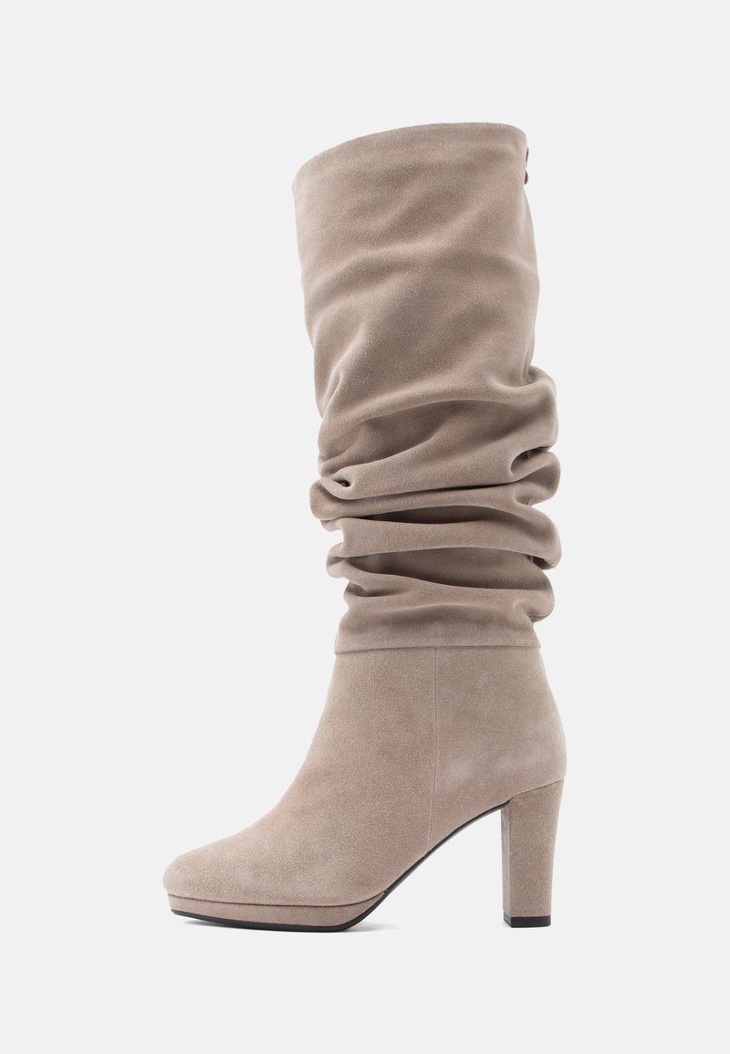 Beige semsket kneehøye støvler med et slapp design, firkantet tå og en moderat blokkheel. Har glatt tekstur og subtil søm.