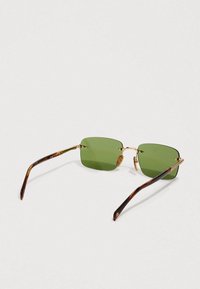 Óculos de sol com tonalidade verde, em formato retangular, com accents em metal dourado e hastes em padrão de tartaruga.