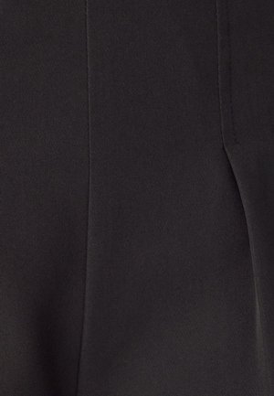 Must mustriga kangas sileda tekstuuriga, millel on silmapaistev vertikaalne õmblus. Kangas on kerge ja õrn, sobides erinevate stiilidega.