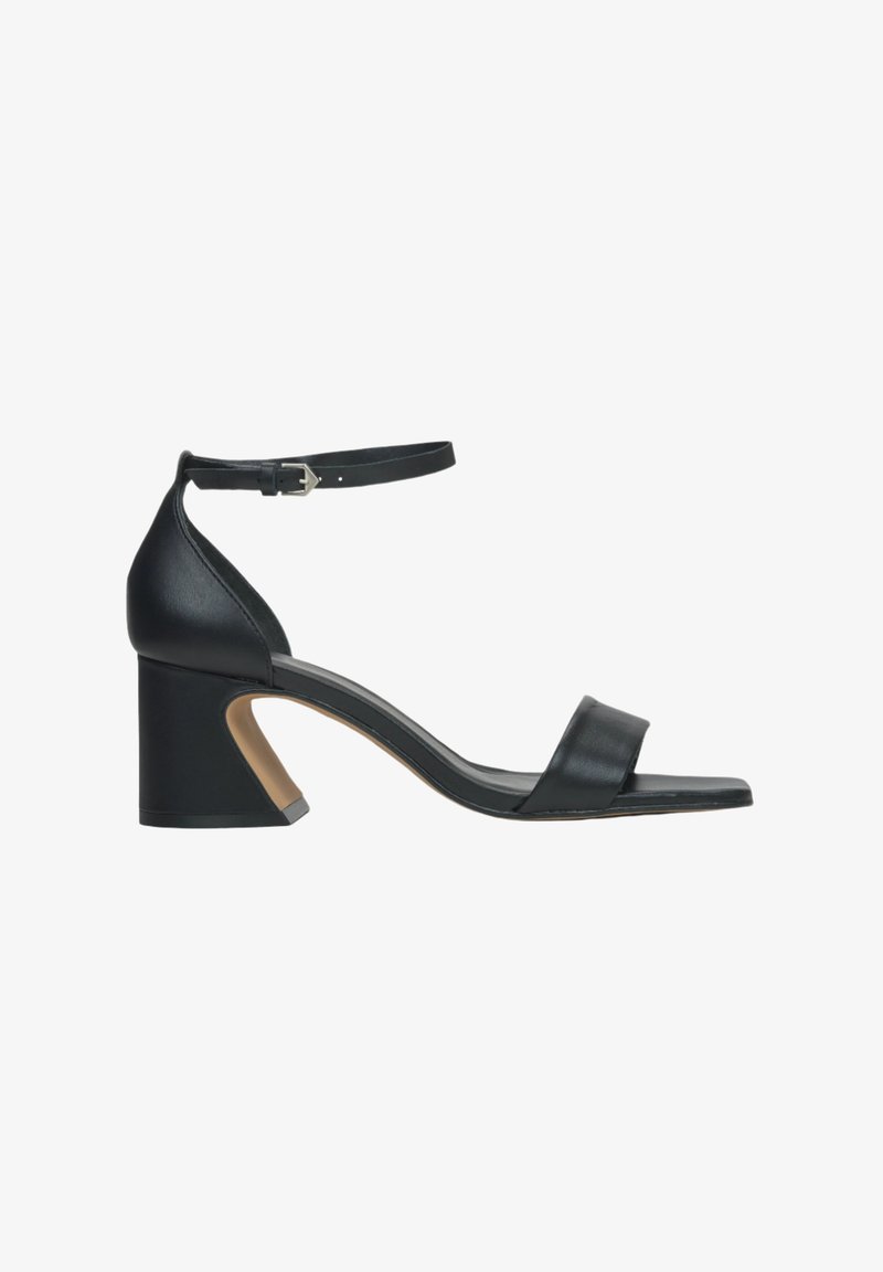 Schwarze Leder-High-Heel-Sandale mit offener Zehe, Knöchelriemen und einem Blockabsatz mit einer leichten Aussparung. Flache Sohle und glatte Textur.
