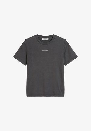 Grijze katoenen t-shirt met een ronde hals en korte mouwen. Voorzien van witte tekst "MARC O'POLO DENIM" gedrukte op de voorkant.