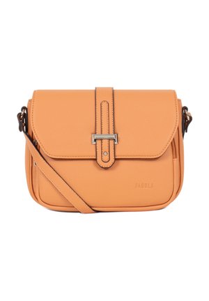 Sac bandoulière en cuir fauve avec rabat avant et fermeture par boucle argentée, bandoulière réglable, et nom de marque discrètement embossé sur le devant.