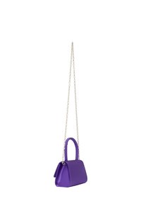 Borsa in pelle viola con un design strutturato, manico corto e tracolla in catena argentata. Texture liscia, forma compatta con chiusura a patta.