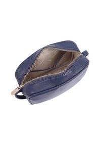 Maritiemblauwe leren pouch tas met een gestructureerde afwerking, gouden ritsluiting en een enkele handgreep. Het interieur heeft een lichtgekleurde voering.