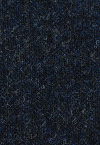 Wollstoff in Dunkelblau und Schwarz mit strukturierten, unebenen Oberflächen. Enthält kleine Einsprengsel von hellgrauen und blauen Fasern.