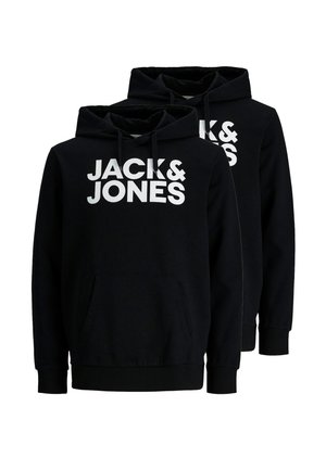 Dwie czarne bluzy z kapturem z przednimi kieszeniami i białym napisem "JACK & JONES" na piersi, pokazane na białym tle.