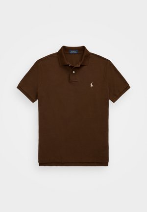 Brązowa koszulka polo z krótkim rękawem, kołnierzykiem, dwuguzikową plisą i małym, jasnobeżowym haftowanym logo na lewej piersi.