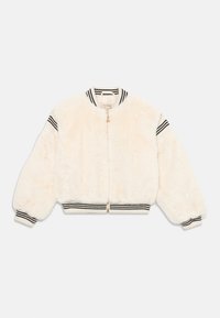 Chaqueta bomber color crema con textura de piel sintética, puños y cuello de canalé a rayas blancas y negras, y cierre frontal con cremallera.