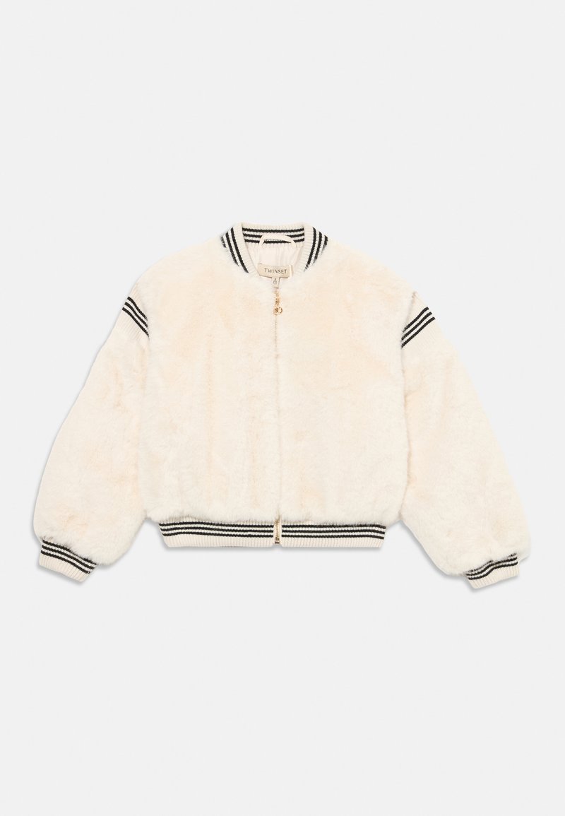 Chaqueta bomber color crema con textura de piel sintética, puños y cuello de canalé a rayas blancas y negras, y cierre frontal con cremallera.