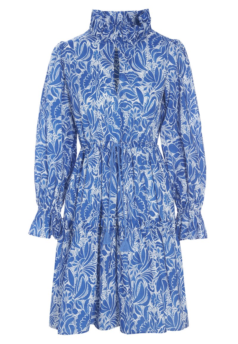 Blauwe bloemenjurk met een hoge gerimpelde kraag, lange mouwen met gerimpelde manchetten en een elastische taille. Gemaakt van lichte stof met een patroon.
