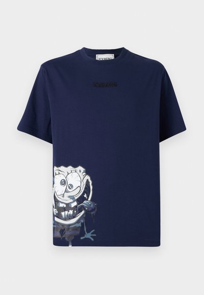 Tums zilā kokvilnas T-krekls ar grafisku zīmējumu ar karikatūras varoni uz priekšpuses, ar apaļu kakla izgriezumu un īsām piedurknēm.