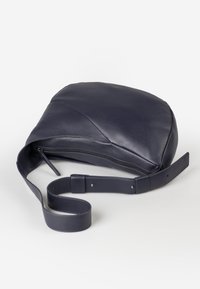 Borsa a tracolla in pelle blu navy con forma rotonda, tracolla regolabile, chiusura con zip e texture liscia, caratterizzata da dettagli di design minimalista.