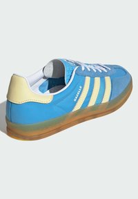 adidas Originals GAZELLE INDOOR - Sapatilhas - semi blue burst   almost yellow   cloud white