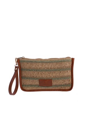 Bolsa beige tejida con rayas horizontales verdes, ribete de cuero marrón, correa para la muñeca y cierre de cremallera, parche de cuero con marca en el frente.