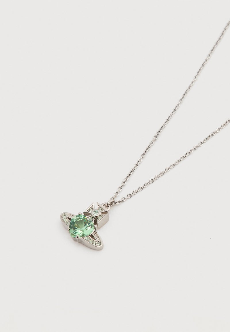 Collar de plata con un colgante de piedra preciosa verde con un diseño de estrella, adornado con pequeños detalles verdes y una superficie texturizada.