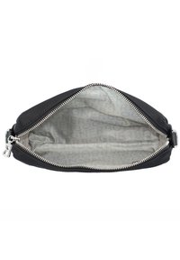 Borsa nera con zip, dotata di un esterno texture e hardware in argento. L'interno è foderato di grigio chiaro con un motivo a logo ripetuto.