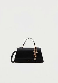 Sac à main noir au design structuré, doté d'une poignée supérieure, d'une bandoulière amovible et d'accents en métal doré, y compris des détails de breloques.