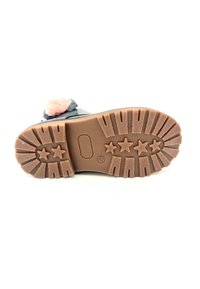 Suela de goma con agarre texturizado, con patrones de estrellas. Parte superior en azul con un acento de pompón rosa. Material duradero, diseño de punta redondeada.