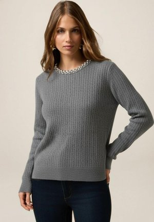 Grauer, gerippter Pullover mit rundem Ausschnitt, verziert mit Kunstperlen, langen Ärmeln und einem taillierten Saum, gefertigt aus weichem Strickmaterial.