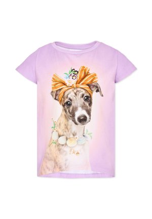 Liliowa koszula z krótkim rękawem z szarym psem noszącym pomarańczową pasiastą kokardę i naszyjnik z muszli z kwiatami.