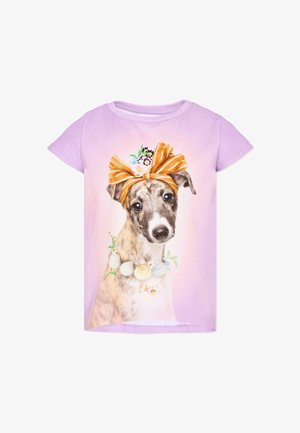 Lila T-shirt met korte mouwen met een grijze hond die een oranje gestreepte strik en een schelpenketting met bloemen draagt.