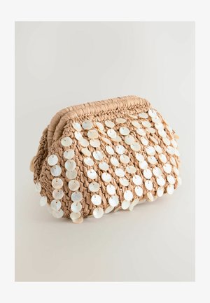 Auduma beigu salmu soma, dekorēta ar baltām apļveida čaulu akcentiem, ar apaļu formu un teksturētu virsmu.