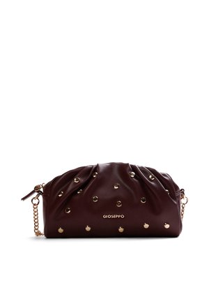 Clutch in pelle marrone scuro con borchie dorate e tracolla a catena, design arricciato, nome del marchio "GIOSEPPO" al centro davanti.