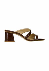 Bruine gepatineerde leren sandalen met hakken hebben twee gekruiste banden, een vierkante neus en een blokhak, met een gladde en glanzende textuur.