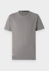 T-shirt gris uni à manches courtes et col rond avec un petit détail de numéro blanc près de l'ourlet inférieur sur fond blanc.