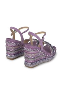 Sandales wedge violettes avec des accents tressés, des détails perlés et une sangle ajustable. Matériau supérieur texturé et design de semelle superposée.