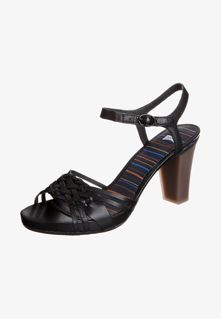Sandale noire en cuir à bout ouvert avec des brides tressées à l'avant, bride de cheville avec boucle, semelle intérieure à rayures multicolores et talon haut épais.