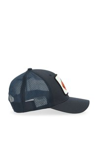 Marineblauwe baseballcap met gaas achterzijde, gebogen rand en een rechthoekige logo patch met een oranje ontwerp aan de voorkant.