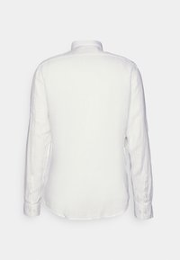 Witte linnen overhemd met lange mouwen en een staande kraag, voorzien van knoopmanchetten en een gladde textuur. Achteraanzicht toont een eenvoudig, schoon ontwerp.