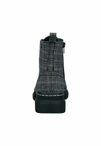 Stivaletto alla caviglia a scacchi neri e grigi con una parte superiore texture, chiusura con zip e una suola nera spessa con cuciture bianche a contrasto.