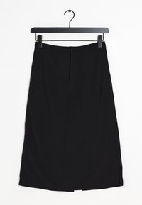 Musta midi-hame suoran leikkauksen omaavana, jossa on takareunan halkio ja sileä, matta pinta. Roikkuu mustassa metallihengarissa.