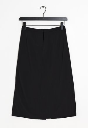 Zwarte midi-rok met een rechte snit, voorzien van een slit aan de achterkant en een gladde, matte textuur. Hangt aan een zwarte metalen hanger.