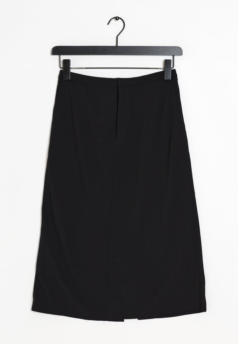 Musta midi-hame suoran leikkauksen omaavana, jossa on takareunan halkio ja sileä, matta pinta. Roikkuu mustassa metallihengarissa.