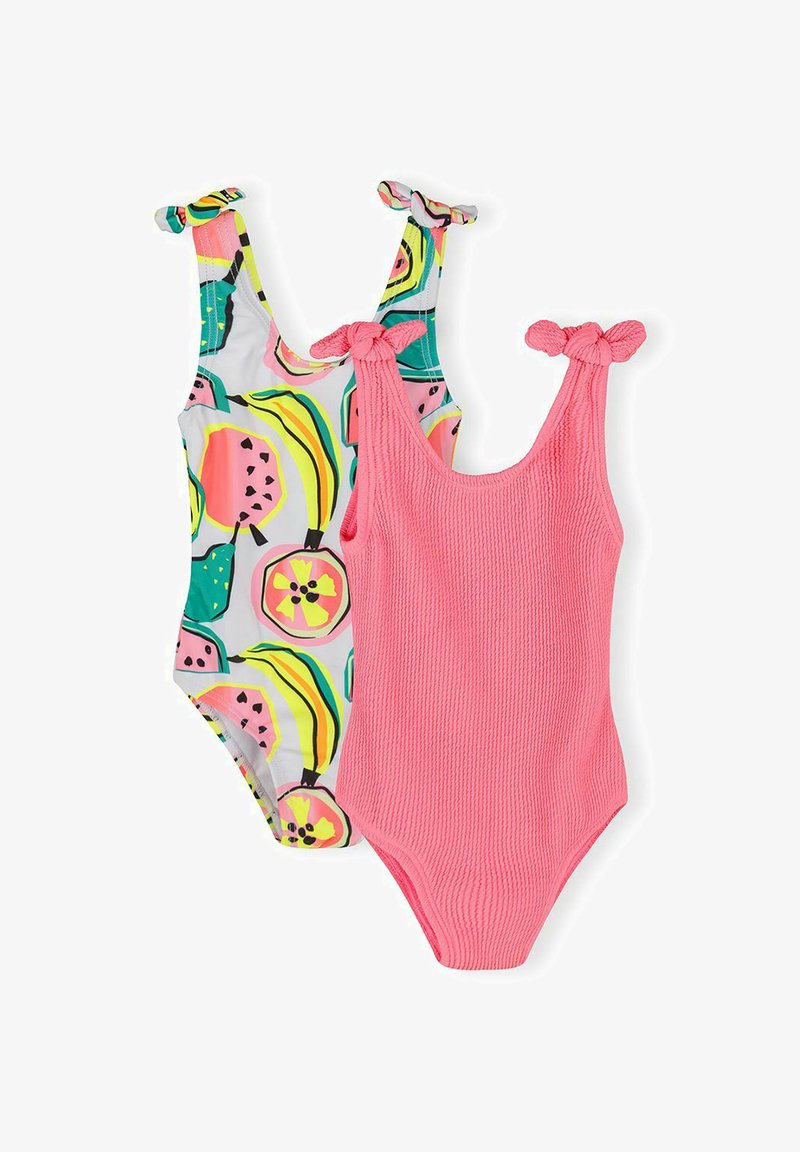 Deux maillots de bain pour tout-petits avec des liens aux épaules ; l'un est rose vif texturé, l'autre blanc avec un imprimé de fruits tropicaux colorés.