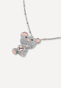 Zilverkleurige ketting met een teddybeer hanger bezet met heldere rhinestones, roze accenten en een "Guess" logo op het hart.
