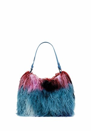 Torebka na ramię z długim niebieskim paskiem, pokryta długim, kręconym futrem o gradientowym zabarwieniu w odcieniach niebieskiego, różowego, czerwonego i czarnego.