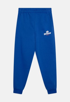 Pantaloni da jogging blu realizzati in materiale morbido, con vita elasticizzata, tasche laterali e logo Nike Sportswear bianco sulla coscia.