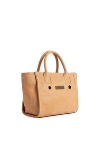 Beige leren handtas met dubbele bovenhandvatten, rechthoekige vorm, gegraveerde accenten en kleine zwarte hardwaredetails. Gladde textuur.