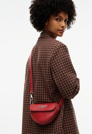 Tommy Jeans, BOLD SCRIPT CONV CROSSOVER - Чанта за носене през рамо - arizona red